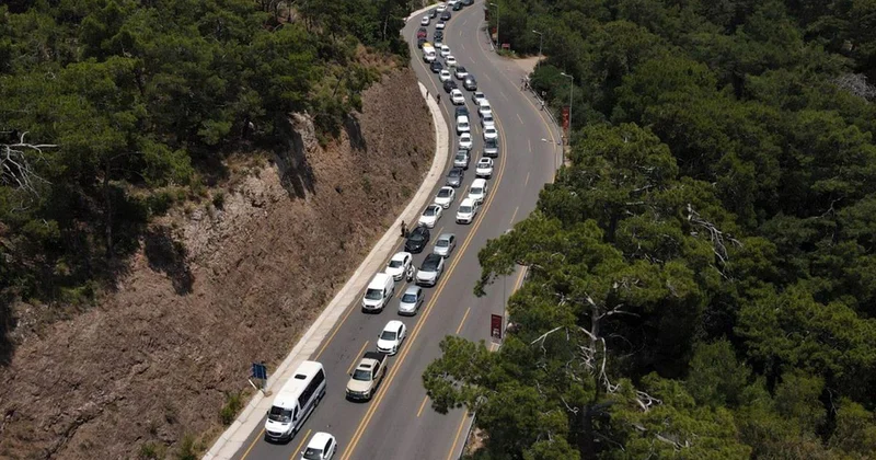 Fethiye deki Ölüdeniz de bayram yoğunluğu sürüyor
