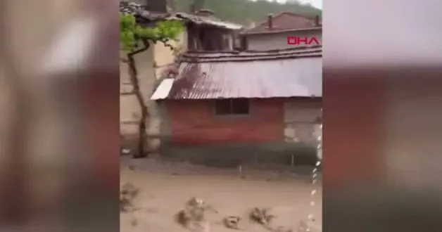 Bursa da meydana gelen sel evleri yuttu