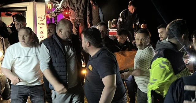 Kastamonu da otomobil 150 metre yüksekten uçuruma yuvarlandı: 1 ölü, 3 yaralı Nişan hazırlığı için geldiği ilçede feci kazada hayatını kaybetti Uçuruma yuvarlanan otomobildeki yaralıları kurtarmak için zamanla yarıştılar Kastamonu Haberleri