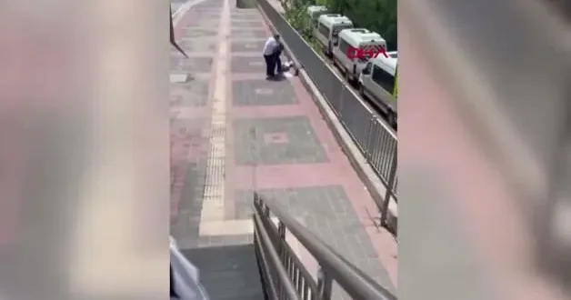 Yere düşürdüğü kadının boğazını sıkan saldırganı yoldan geçen kadın iterek durdurdu