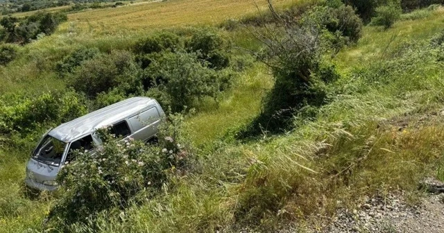 Kamyonet, şarampole yuvarlandı: 2 yaralı Edirne Haberleri