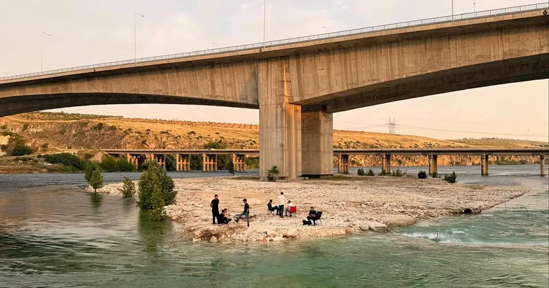 Fırat Nehri’nde su yükseldi: Piknikçiler adacıkta mahsur kaldı