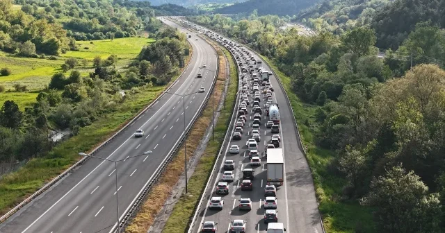 Bayram dönüşü erken başladı: İstanbul istikametinde trafik durma noktasına geldi VİDEO İZLE