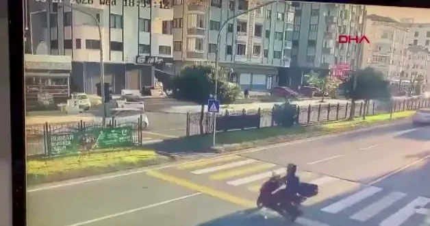Yol geçen hanı mı, yaya geçidi mi? Trabzon da pes dedirten kaza kamerada
