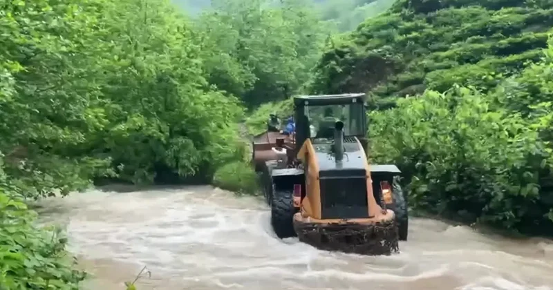 Artvin de dere taştı, işçiler mahsur kaldı
