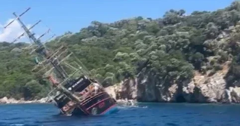 Marmaris te tur teknesi battı... Ekiplerin müdahalesi sürüyor