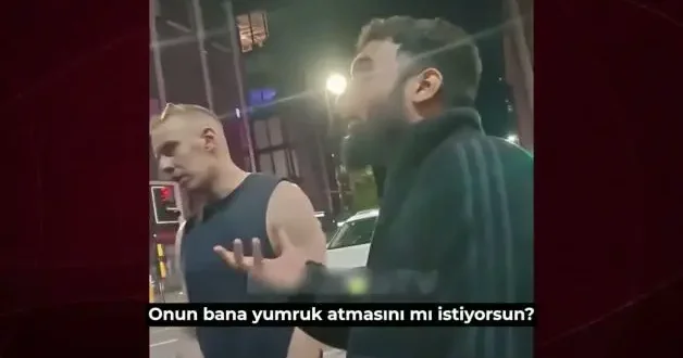 Müslüman gence sokakta hakaretler eden ırkçı saldırgan tek yumrukla nakavt oldu