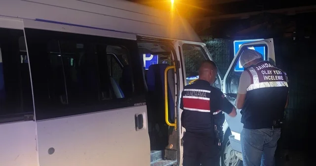 Akyazı da silahlı kavga: 2 yaralı Minibüste saldırıya uğradılar, aynı araçla hastaneye yetiştiler Sakarya Haberleri