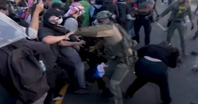 ABD’de ICE protestoları büyüyor: Polis ile göstericiler karşı karşıya geldi VİDEO İZLE