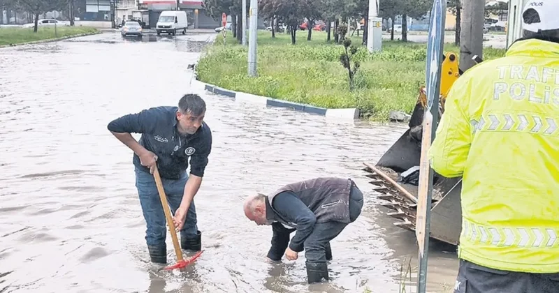 Sağanak ve dolu aniden vurdu
