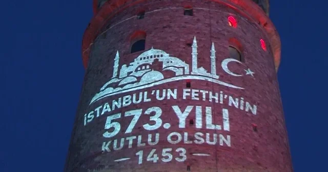 Yerli ve yabancı turistler hayran kaldı: Galata Kulesi nde fetih şöleni VİDEO İZLE