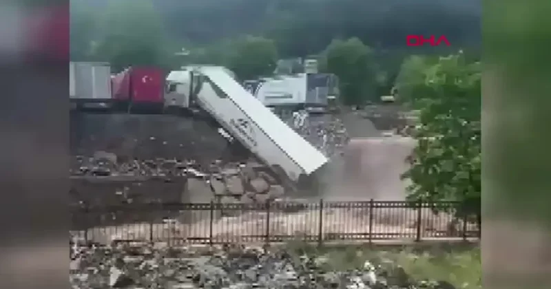 Hatay da sel! TIR lar heyelanda zarar gördü