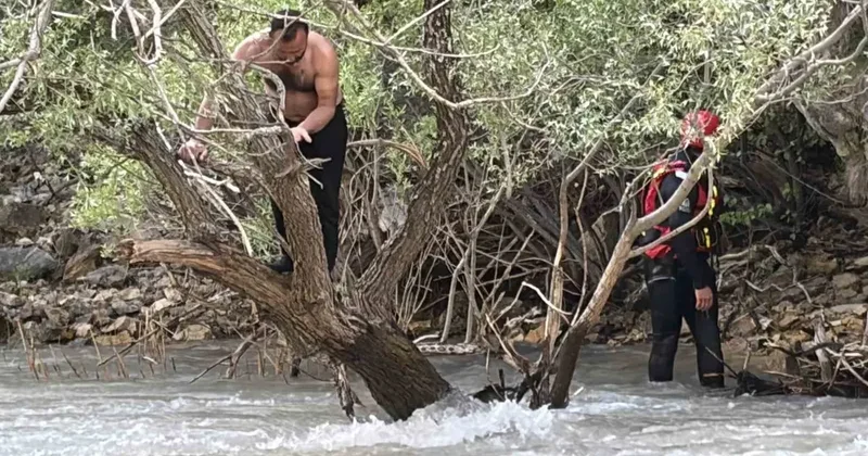 Pülümür Çayı’nda mahsur kalan şahsı jandarma kurtardı