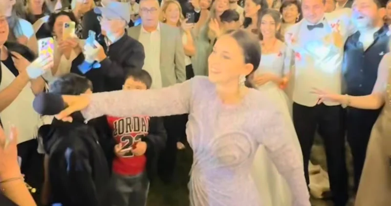 Karsu Dönmez den yağmura yakalanan çifte düğün sürprizi Magazin haberleri