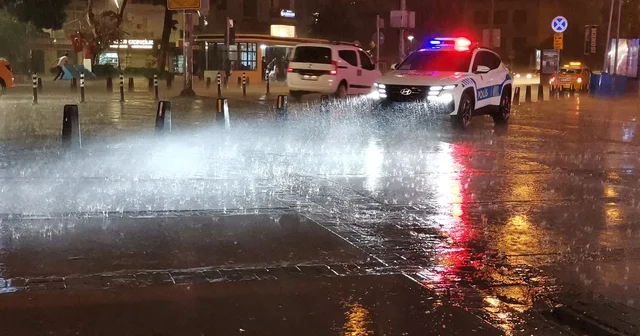 İzmir de kısa süreli sağanak yağış etkili oldu İzmir Haberleri