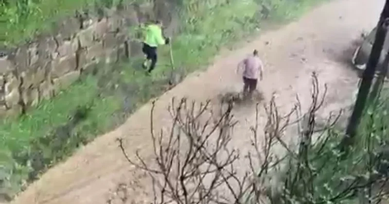 Kavak’ta etkili olan yağışlar yolları dereye çevirdi