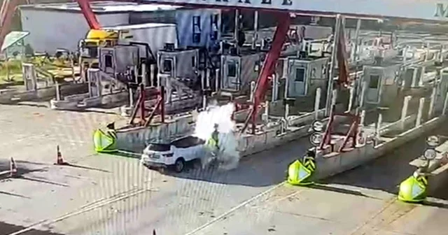 Otoyol gişelerine çarpan otomobildeki karı kocayı ölüm ayırdı; kaza anı kamerada Tekirdağ Haberleri