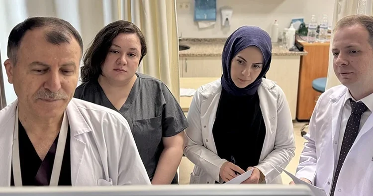 Film gibi bir hikaye: Yıllar önce doğumunu yaptığı bebekler şimdi en yakınında