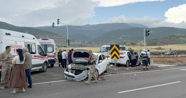 Gaziantep te iki otomobil çarpıştı; 1 i çocuk 5 yaralı Gaziantep Haberleri