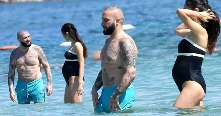 Ünlü çift Çeşme de... Bebek göründü!