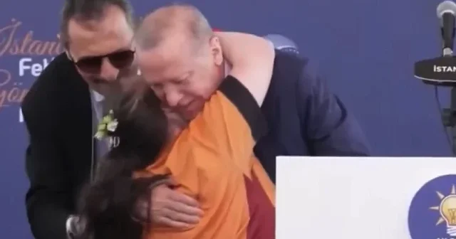 Cumhurbaşkanı Erdoğan’ın konuşma sırasında sevgi seli: Kürsüye çıkan özel çocuk Erdoğan’ın yüzünü okşayıp defalarca sarıldı VİDEO İZLE