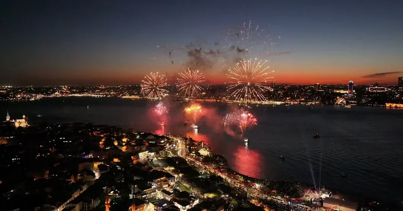 İstanbul da fetih kutlaması! Boğazı’nda havai fişek gösterisi havadan görüntülendi