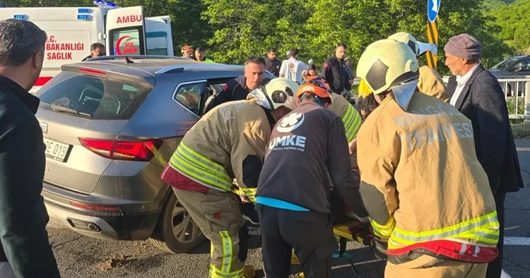 Otomobil, köprü girişindeki bariyerlere çarptı: 5 yaralı
