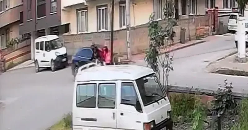 Bursa da motosiklet ile otomobilin çarpıştığı kaza kamerada