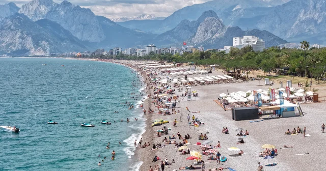 Bayramın 3 üncü gününde Konyaaltı Sahili ndeki yoğunluk dronla görüntülendi Antalya Haberleri