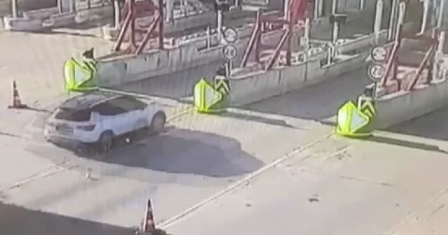 Tekirdağ da feci gişe kazası: Beton bariyere hızla çarpan otomobil hurdaya döndü VİDEO İZLE