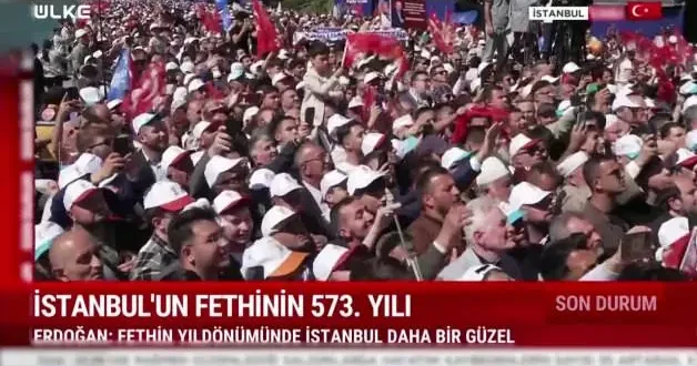 Down sendromlu küçük kızdan sahnede Erdoğan a sevgi gösterisi!