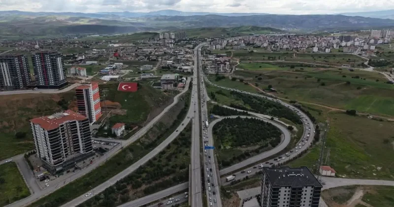 Tatilciler erken dönüşe geçti, 43 ilin bağlantı noktası kilitlendi: Son durum havadan görüntülendi