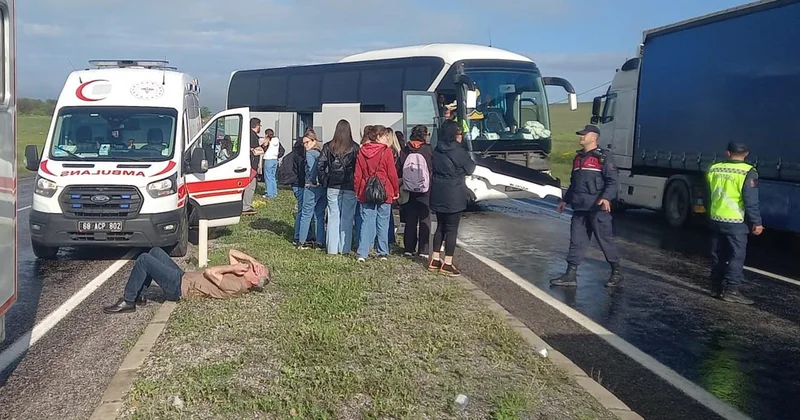 Yağmurda kaygan yolda tur otobüsü savruldu: 16 yaralı