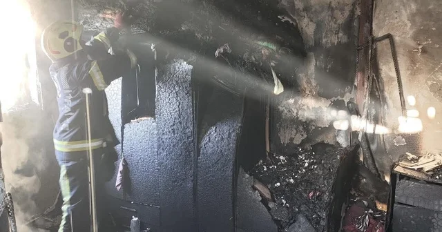 Denizli de 4 katlı apartmanın çatısında çıkan yangında ev kullanılamaz hale geldi Denizli Haberleri