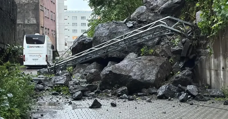 Hopa da yağış sonrası heyelan: Dev kayalar yolu kapattı