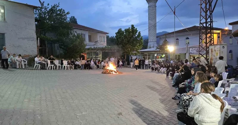 Yunan askerine geçit vermeyen dedelerini andılar