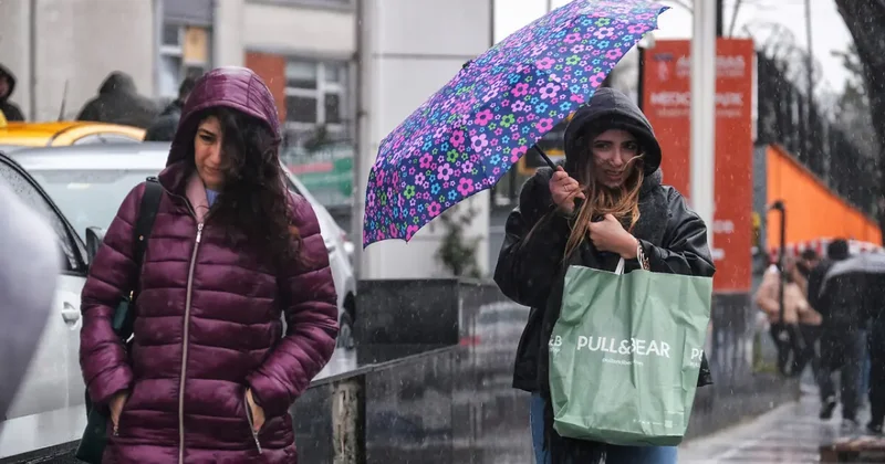 Sıcaklık düşüyor, yağış ve fırtına yolda! Meteoroloji den peş peşe uyarı: 8 ile sarı kod!