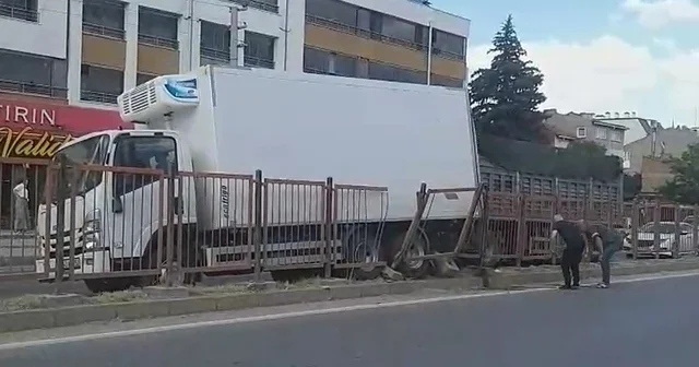 Markete giren sürücü el frenini çekmedi, faciadan dönüldü Eskişehir Haberleri Habertürk Yerel Haberler