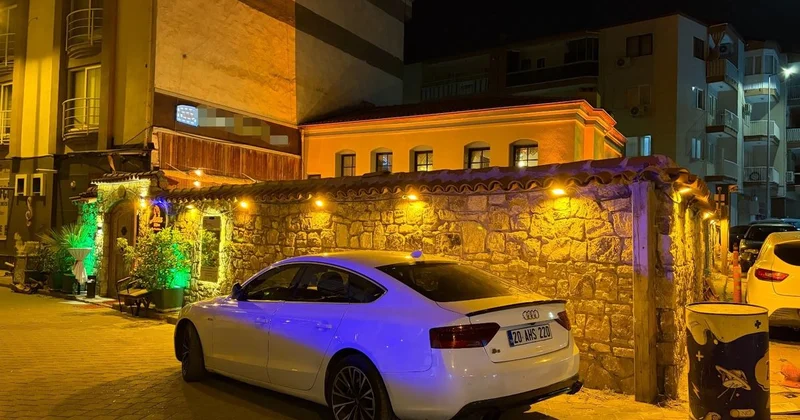 Motosikletle gelip restoranı taradılar: 5 yaralı