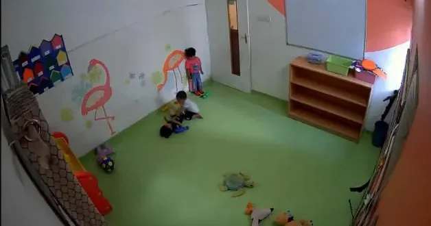 Hindistan da kreşte kan donduran ihmal: 23 aylık bebek yarım saat boyunca dehşet saçtı!