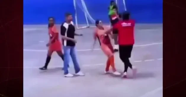 Brezilya da kadın futbolcu sarı kart gösteren hakeme tekme tokat saldırdı