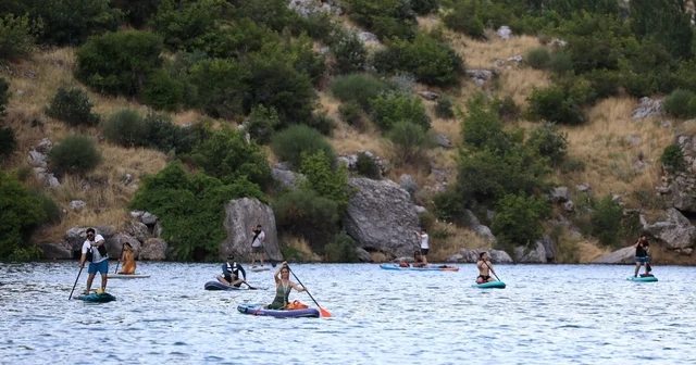 Takoran Vadisi su sporlarının yeni gözdesi oldu Türkiye nin dört bir yanından gelen SUP sporcuları, Fırat Nehri nde kürek çekti Şanlıurfa Haberleri Habertürk Yerel Haberler
