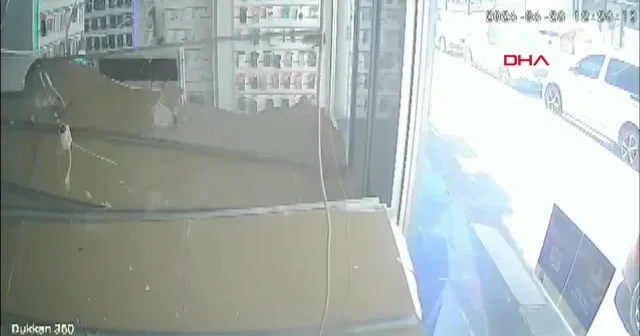 Adana da faciadan saniyelerle dönüldü: İş yerinin asma tavanı bir anda çöktü VİDEO İZLE