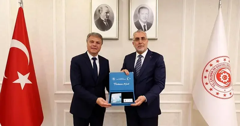 Bakan Işıkhan, Renault Group Türkiye CEO su Jaillet e Turkuaz Kart ı teslim etti