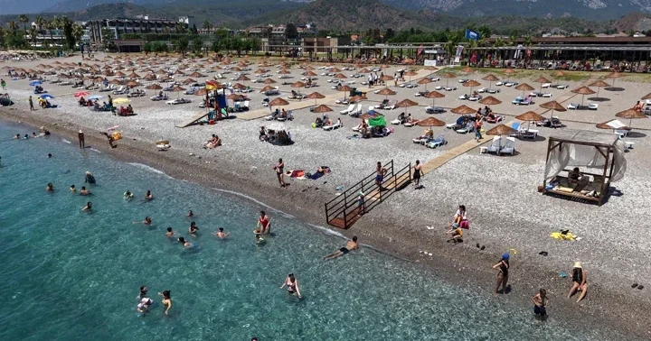 Çeşme den Bodrum a, Marmaris ten Belek e halk plajlarına yoğun ilgi... Ücretsiz halk plajı sayısı 23 e yükseliyor