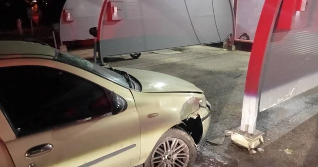 Bilecik te otomobil sürücüsü akaryakıt istasyonunun yıkama alanına çarptı: 4 yaralı Bilecik Haberleri Habertürk Yerel Haberler