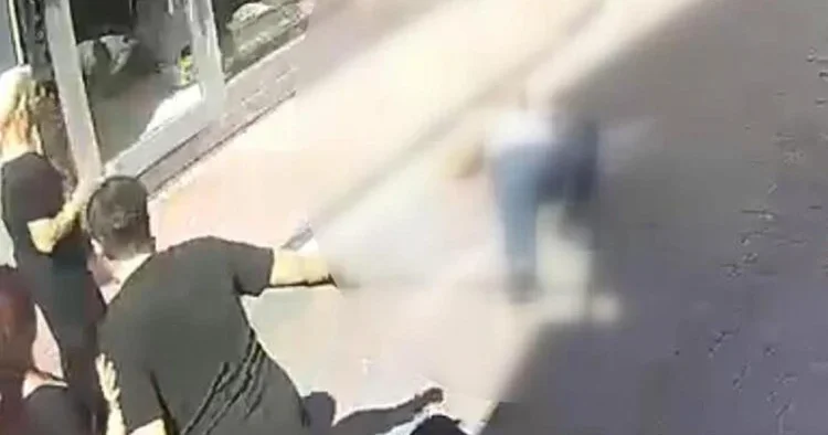 Kasımpaşa’da kız çocuğuna taciz iddiası! 60 yaşındaki şüpheli 3 yerinden bıçaklandı