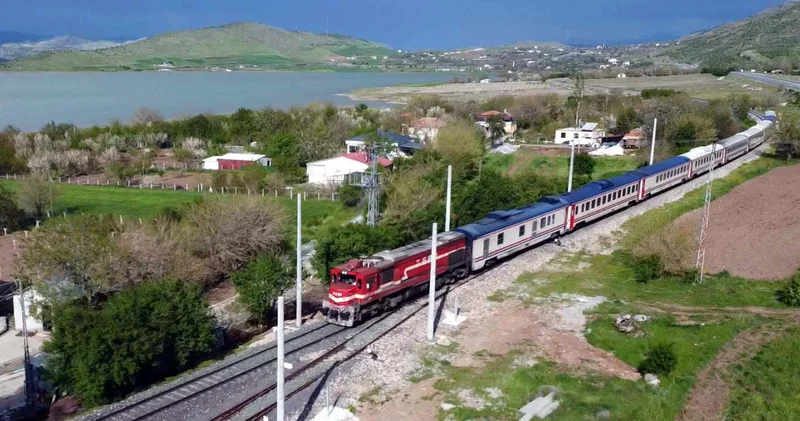 Van Gölü Ekspresi, yolcularına doğal güzellikleri keşfetme imkanı sunuyor
