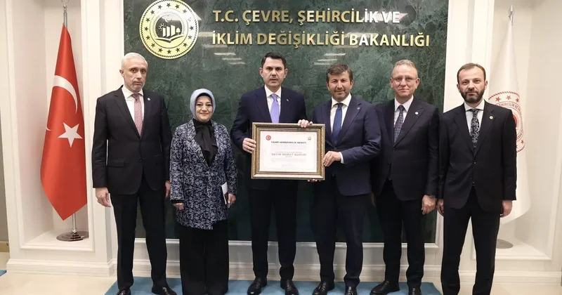 Bakan Kurum a Pazarlar Belediye Meclisi tarafından fahri hemşehrilik beratı