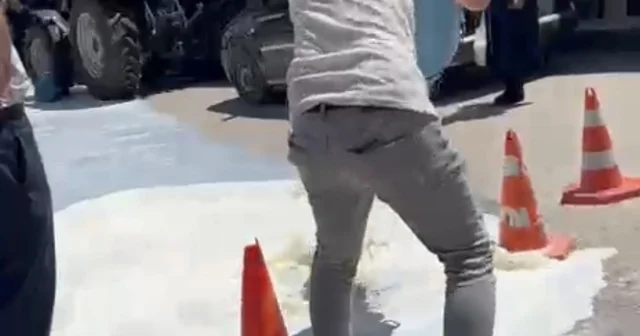Belediye önüne süt dökme eyleminin ardındaki gerçek ortaya çıktı Bursa da sütleri alınmadığı gerekçesiyle keles Belediyesi nin önüne döken üreticiye ilişkin gerçek ortaya çıktı Bursa Haberleri Habertürk Yerel Haberler